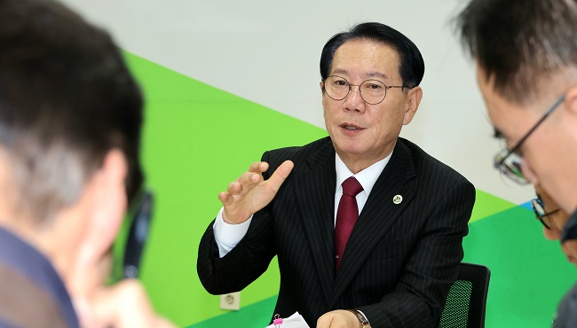 옥천군민 연 180만원씩 받게 되자 괴산군 50만원씩 쏜다