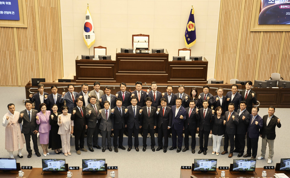 충북도의원 35명 중 14명, 청주시의원 42명 중 15명 배지 뗀다