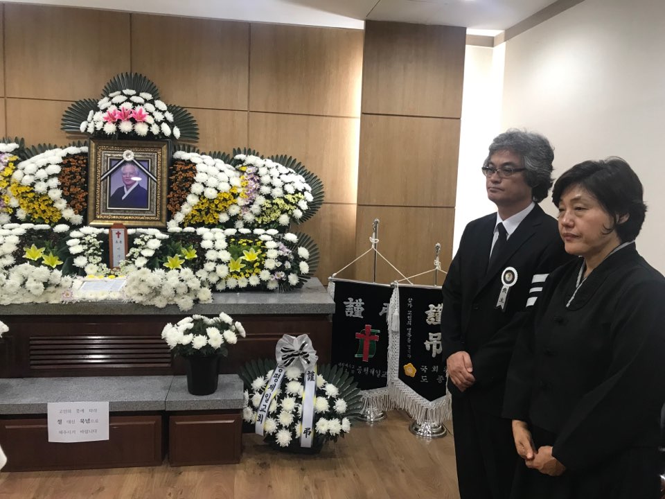 8일 고 이전 교장의 아들인 이영석 충북예총 부회장(왼쪽)과 며느리 임은성 청주시의원이 빈소를 지키고 있다.
