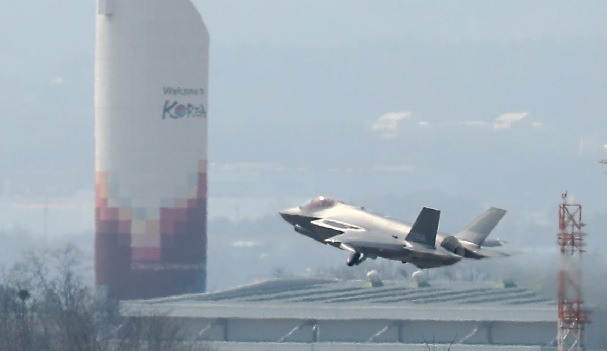지난 3월 청주기지에 도착하는 F-35A 전투기./뉴시스