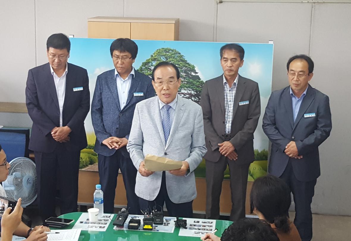 정상혁 보은군수(가운데)가 30일 사과기자회견을 하고 있다./뉴시스