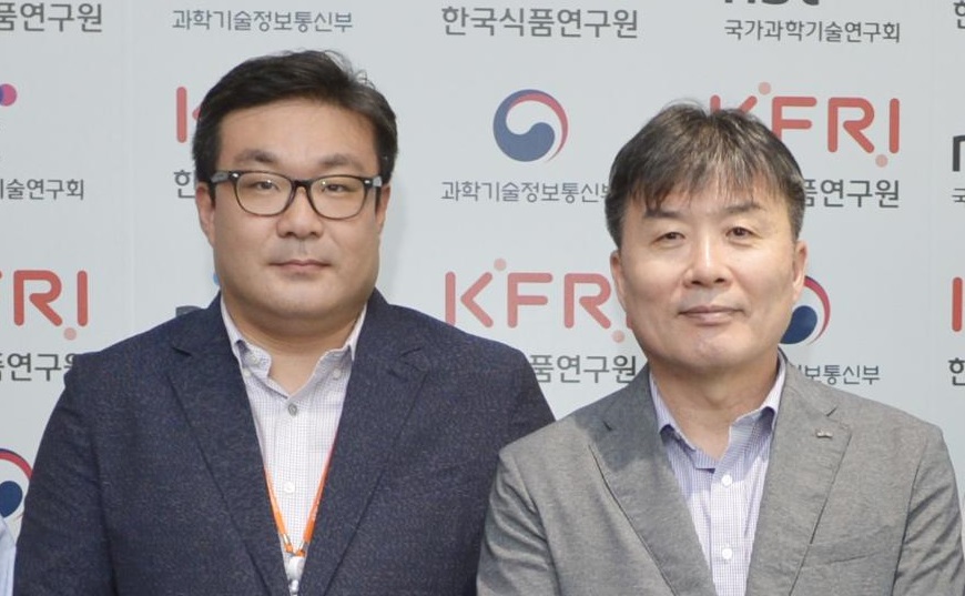 남태규 한국식품연구원 연구원(왼쪽)이 최근 자랑스러운 KFRI인상을 수상한뒤 박동준 원장과 기념사진을 찍고 있다./한국식품연구원 제공