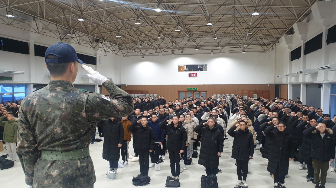 7일 오후3시 37사단 입영장정들이 거수 경례를 하고 있다