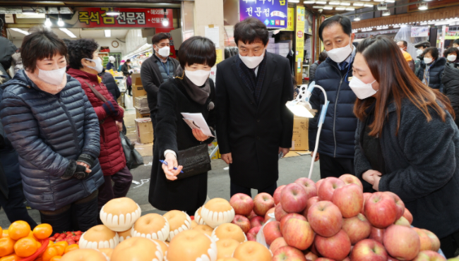 청주 북부시장과 육거리시장에서 설맞이 전통시장 장보기 행사가 진행되고 있다./충북도교육청 제공